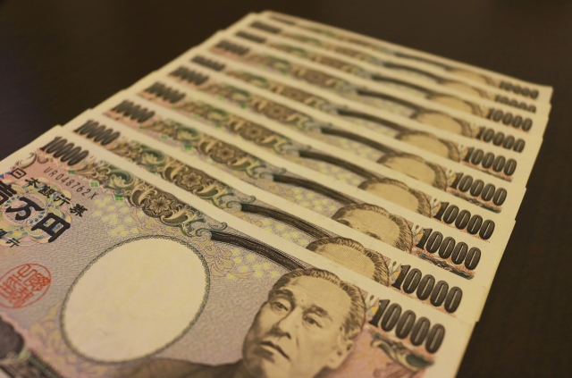 万札が並ぶさま