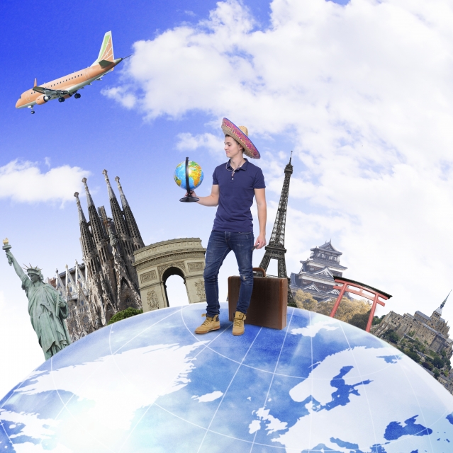 男性が世界を旅する様子
