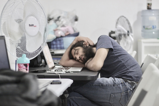 オフィスで仮眠を取る男性