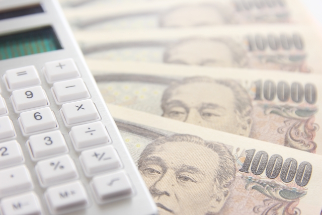 一万円札と電卓