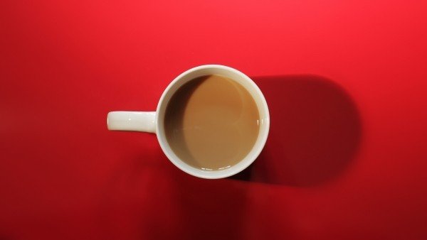 赤いテーブルにコーヒー