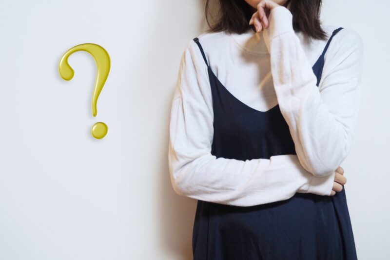 考えている女性とクエスチョンマーク