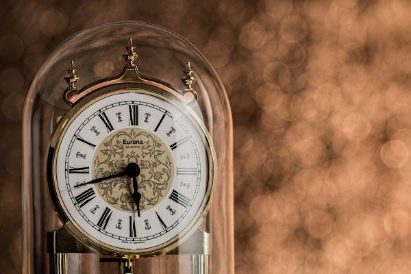 18時をまわろうとしている時計