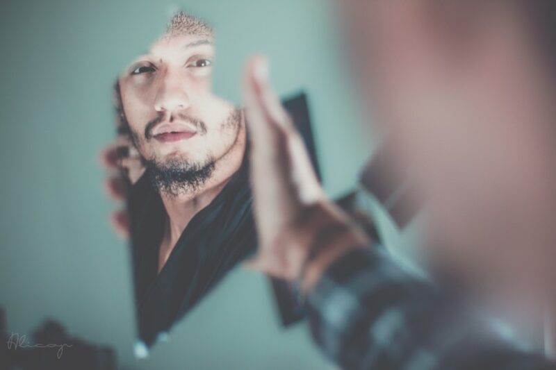 鏡に映る男性