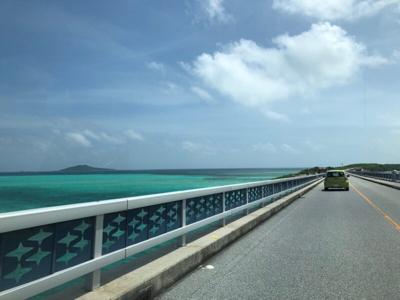 池間大橋を車の中で撮った写真