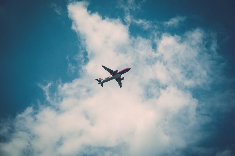 大空に飛行機が飛んでいる様子