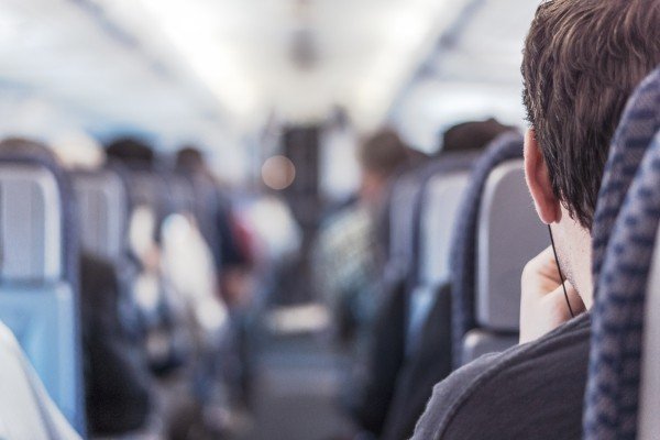 飛行機に乗る男性