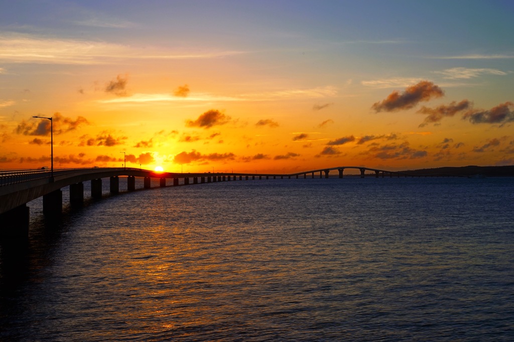 夕暮れ時の伊良部大橋