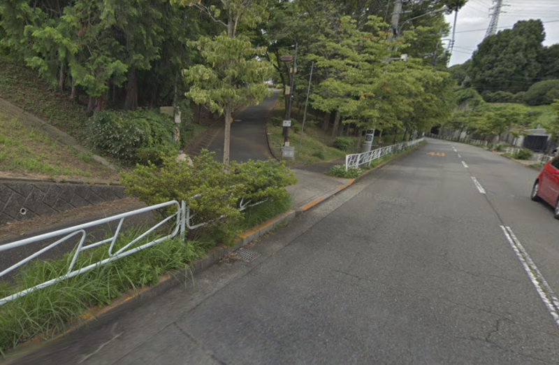 秋葉台公園の駐車場への入り口