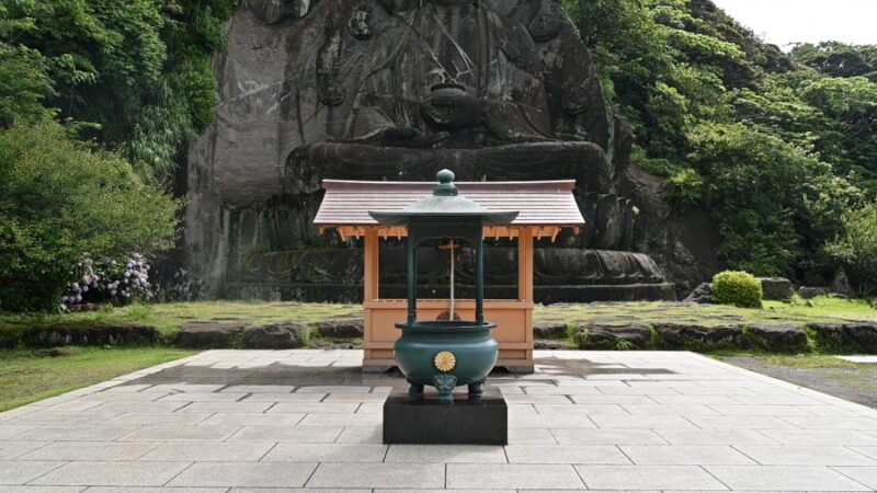 大仏の前のお寺