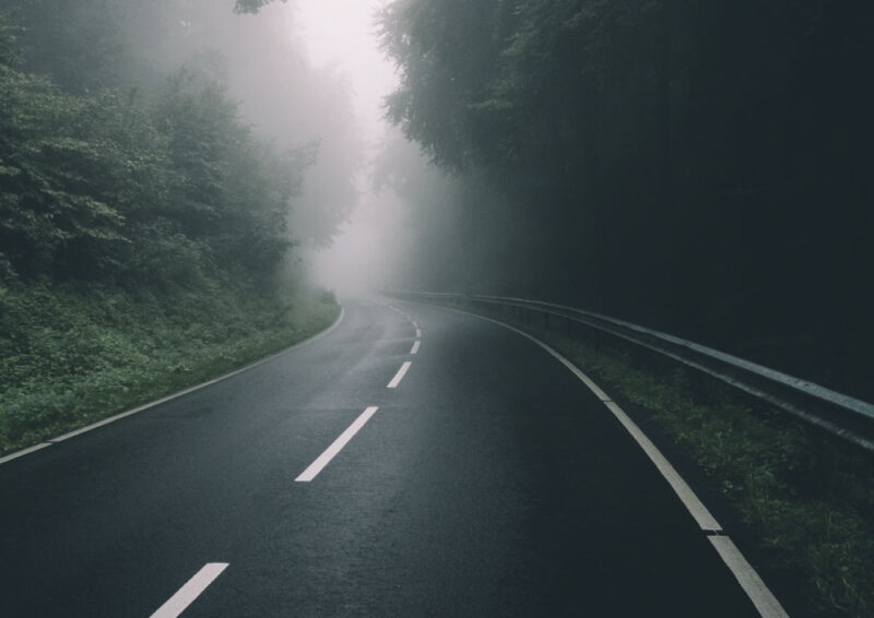 霧がかかっている道