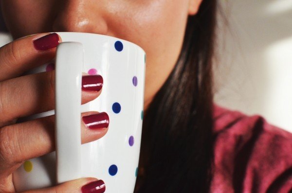 コーヒーを飲む女性